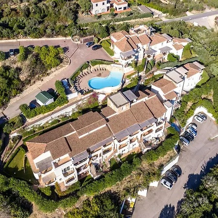 Complex Surrounded By Greenery With Pool * 巴哈撒丁岛