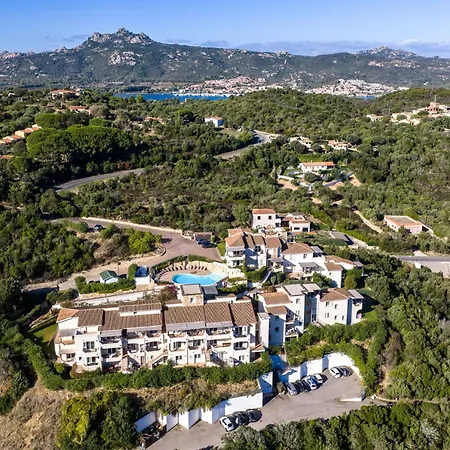 Complex Surrounded By Greenery With Pool * 巴哈撒丁岛