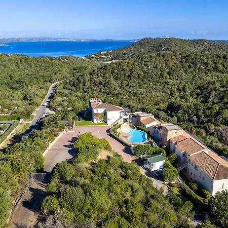 Apartmán Complex Surrounded By Greenery With Pool Baia Sardinia